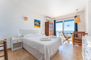 een slaapkamer met een bed en een tafel en stoelen bij Ventana al mar in Fuengirola