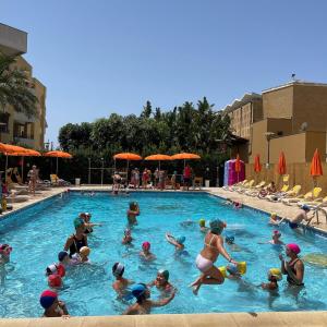 um grupo de pessoas brincando em uma piscina em Waterfront Gallipoli 150 mt dal mare em Gallipoli