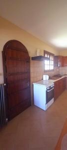 una cucina con piano cottura e frigorifero bianco di Seaview Miloi a Eretria