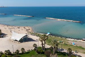 an aerial view of a beach with a tent at La dimora sul mare in Bari