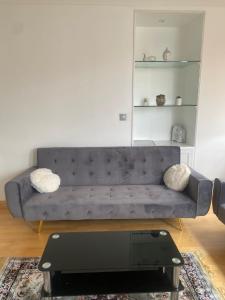 ein Wohnzimmer mit einem Sofa und einem Couchtisch in der Unterkunft Cozy two bedroom flat in the heart of London in London