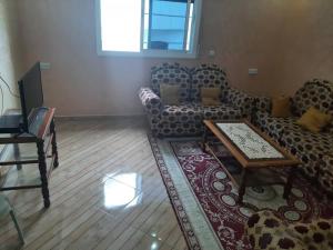 a living room with a couch and a table at Apartment pour les familles avec 2 chambres in Al Hoceïma