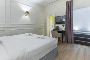 um quarto de hotel com uma cama e uma secretária em Belle Boutique em Sliema