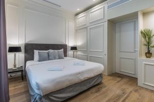 Belle Boutique في سليمة: غرفة نوم بيضاء فيها سرير ابيض كبير