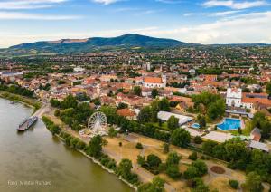 uma vista aérea de uma cidade junto a um rio em Bécsi Kapu Apartman em Vác
