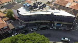 une vue de tête d'un bâtiment avec des voitures garées sur un parking dans l'établissement Galeria Apartamentos, à São Paulo