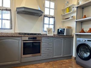 a kitchen with a washer and a washing machine at Villa Mezouza in Marrakesh