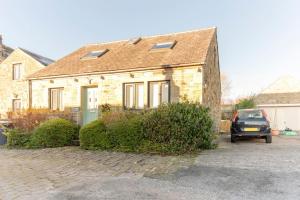 uma casa com um carro estacionado em frente em Oak Tree Cottage - Pendle - Forest of Bowland em Burnley