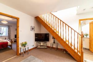 TV at/o entertainment center sa Oak Tree Cottage - Pendle - Forest of Bowland