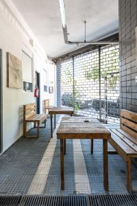 un patio avec deux bancs et une table dans l'établissement Galeria Apartamentos, à São Paulo