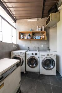 - une buanderie avec un lave-linge et un sèche-linge dans l'établissement Galeria Apartamentos, à São Paulo