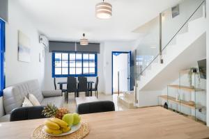 Un comedor y una sala de estar con una mesa. en O Nautico Laxe, en Playa Blanca