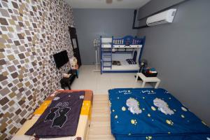 東港的住宿－前寓民宿，一间卧室配有一张床和一张双层床,床上配有床罩