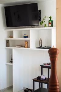 Televízia a/alebo spoločenská miestnosť v ubytovaní Casa Alana- Apartamentos en Suite Budha- Las mejores vistas y ubicación !