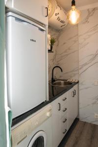 Kuchyňa alebo kuchynka v ubytovaní Casa Alana- Apartamentos en Suite Budha- Las mejores vistas y ubicación !