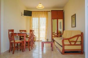 eine Küche und ein Esszimmer mit einem Tisch und Stühlen in der Unterkunft San Giorgio Apartments in Skala Potamias