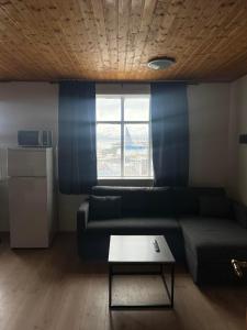 uma sala de estar com um sofá e uma mesa em Húsavík Apartments em Húsavík