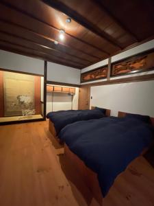 una camera con due letti con lenzuola blu di HÏSOM 湯里 a Oda