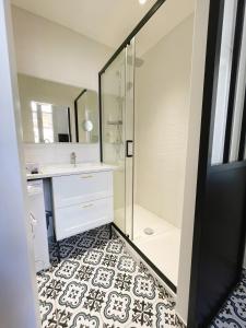 Kúpeľňa v ubytovaní Villa muguette - coeur de Vichy-1er étage-balcon
