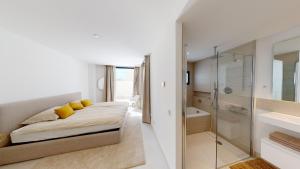 Posteľ alebo postele v izbe v ubytovaní Higueron West III - Ground Floor Apartment Private Pool + 23 fotografií