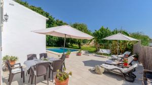 Bazén v ubytovaní Villa ManuelG Nerja by Ruralidays alebo v jeho blízkosti
