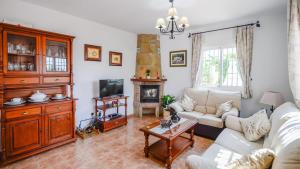 Televízia a/alebo spoločenská miestnosť v ubytovaní Villa ManuelG Nerja by Ruralidays