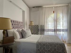 Postel nebo postele na pokoji v ubytování Byblos Mare-The Exclusive Beach Front Villa