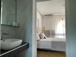 Postel nebo postele na pokoji v ubytování Byblos Mare-The Exclusive Beach Front Villa
