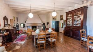 eine Küche und ein Esszimmer mit einem Tisch und Stühlen in der Unterkunft Viña Meneses La Puebla de Cazalla by Ruralidays in Sevilla