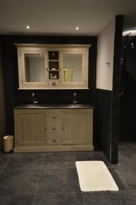 een badkamer met 2 wastafels en een spiegel bij Veld en Bosch in Leusden
