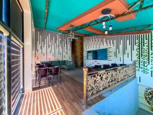 una camera con bar con tavolo e sedie di Miramida Hotel a Zaqatala