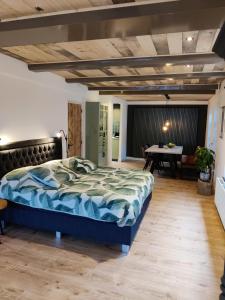 1 dormitorio con 1 cama y comedor en Appartement Badnieuweschans, en Bad-Nieuweschans