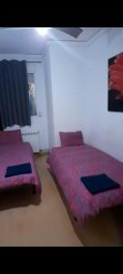 1 dormitorio con 2 camas en una habitación en TOMMY ROOMS, en Alicante