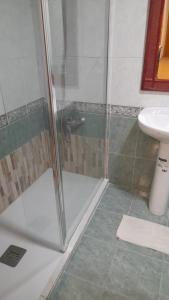 y baño con ducha y lavamanos. en TOMMY ROOMS, en Alicante