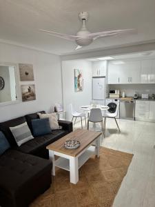 una sala de estar con un sofá y una mesa en Ferienhaus mit Privaten Pool, en Alicante
