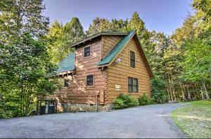 ein großes Holzhaus mit grünem Dach in der Unterkunft Lazy Bear Cabin in Sevierville