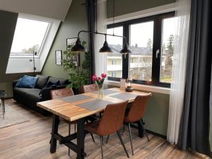 uma sala de jantar com uma mesa e um sofá em Magnolia House Sollentuna em Sollentuna