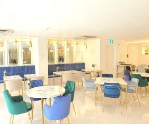 jadalnia ze stołami i krzesłami w pokoju w obiekcie Days Hotel by Wyndham Seoul Myeongdong w Seulu
