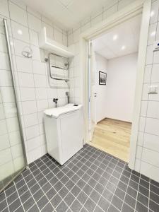 uma casa de banho com um lavatório e um WC em Kostergården em Sydkoster