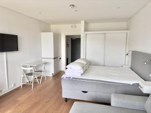 1 dormitorio con cama y escritorio. en Kostergården, en Sydkoster