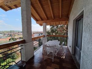 eine Terrasse mit einem Tisch und Stühlen auf dem Balkon in der Unterkunft Casa Le Fornaci in Ispra