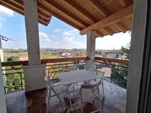 einen Tisch und Stühle auf dem Balkon eines Hauses in der Unterkunft Casa Le Fornaci in Ispra