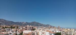 widok na miasto z góry w tle w obiekcie Sea view in Fuengirola w mieście Fuengirola