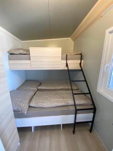 Krevet ili kreveti na kat u jedinici u objektu Mobilný dom SARA