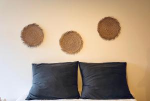 a wall with three wreaths on top of a bed at Departamentos Duarte Quiros in Córdoba