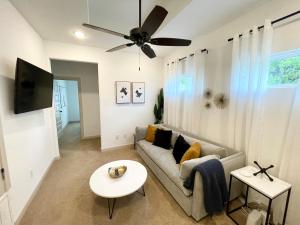 TV a/nebo společenská místnost v ubytování Stylish townhome near AT&T Stadium, Globe Life, Six Flags & More