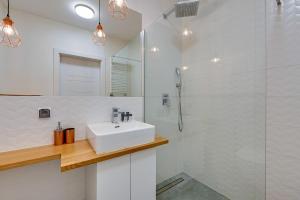Łazienka w obiekcie Apartamenty "Bastion Wałowa'' Q4Apartments