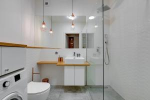 Łazienka w obiekcie Apartamenty "Bastion Wałowa'' Q4Apartments