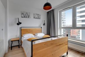 Łóżko lub łóżka w pokoju w obiekcie Apartamenty "Bastion Wałowa'' Q4Apartments