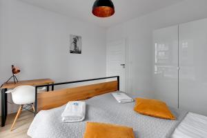 Łóżko lub łóżka w pokoju w obiekcie Apartamenty "Bastion Wałowa'' Q4Apartments